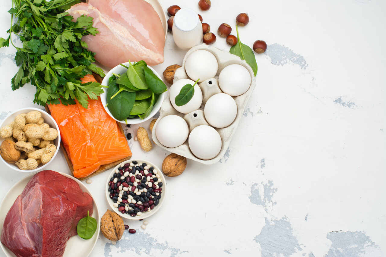 Alimentos ricos em nutrientes como ovos, salmão, carnes e vegetais verdes, fontes naturais importantes para absorção de cálcio e fortalecimento ósseo.