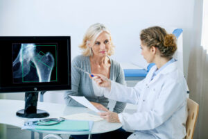 medica mostrando exame de imagem para paciente