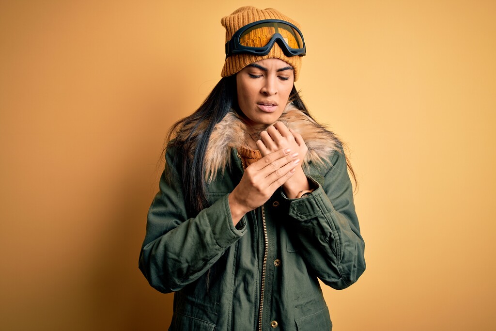 mulher agasalhada mostrando estar com frio