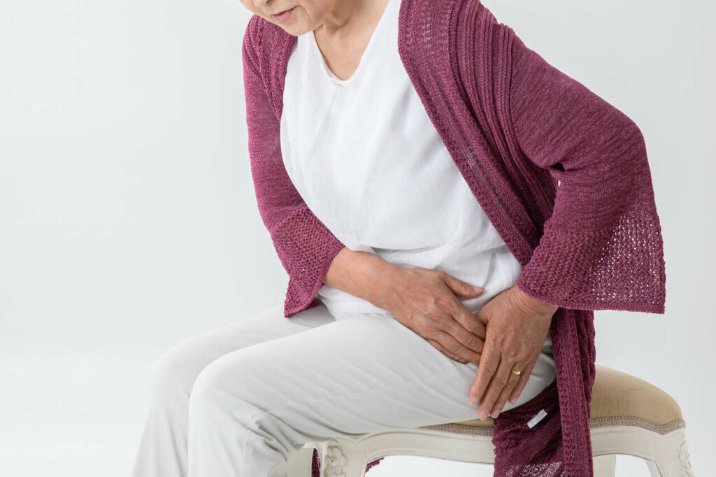 Idosa com desconforto abdominal e sensação de fadiga física durante atividades do dia a dia.