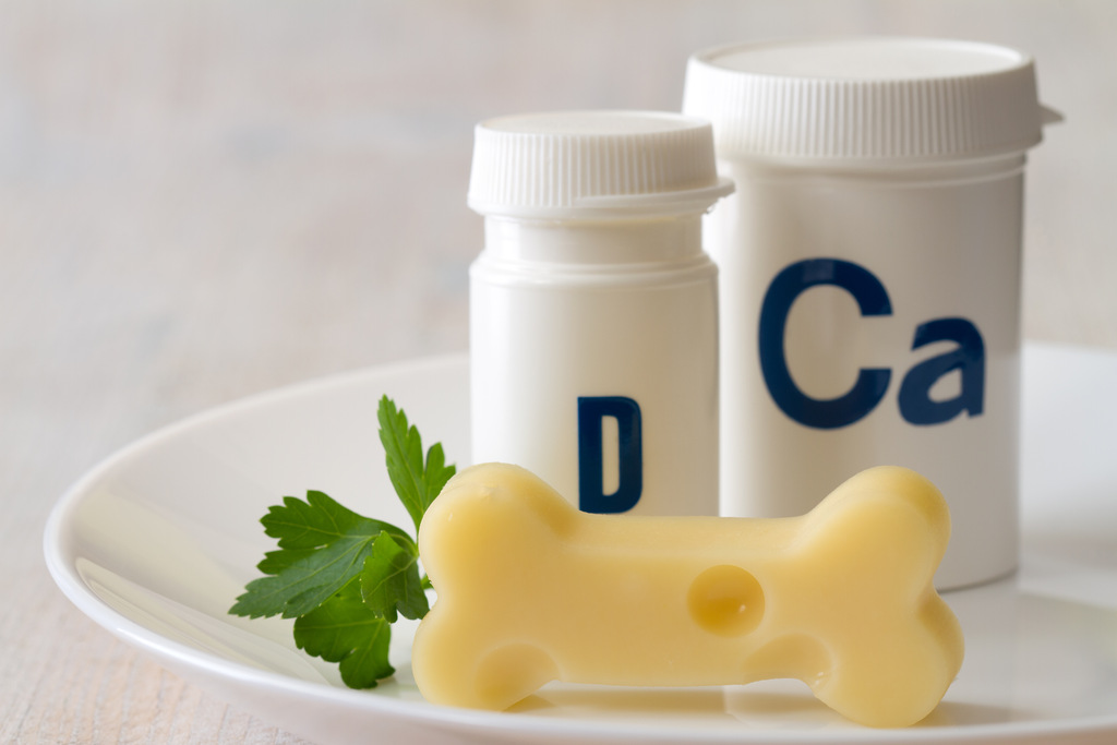 Suplementação de cálcio e vitamina D para saúde óssea, prevenção da desmineralização e equilíbrio mineral do organismo.