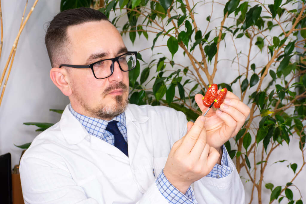 Médico analisando alimento rico em cálcio durante orientação nutricional para controle metabólico e saúde endocrinológica.
