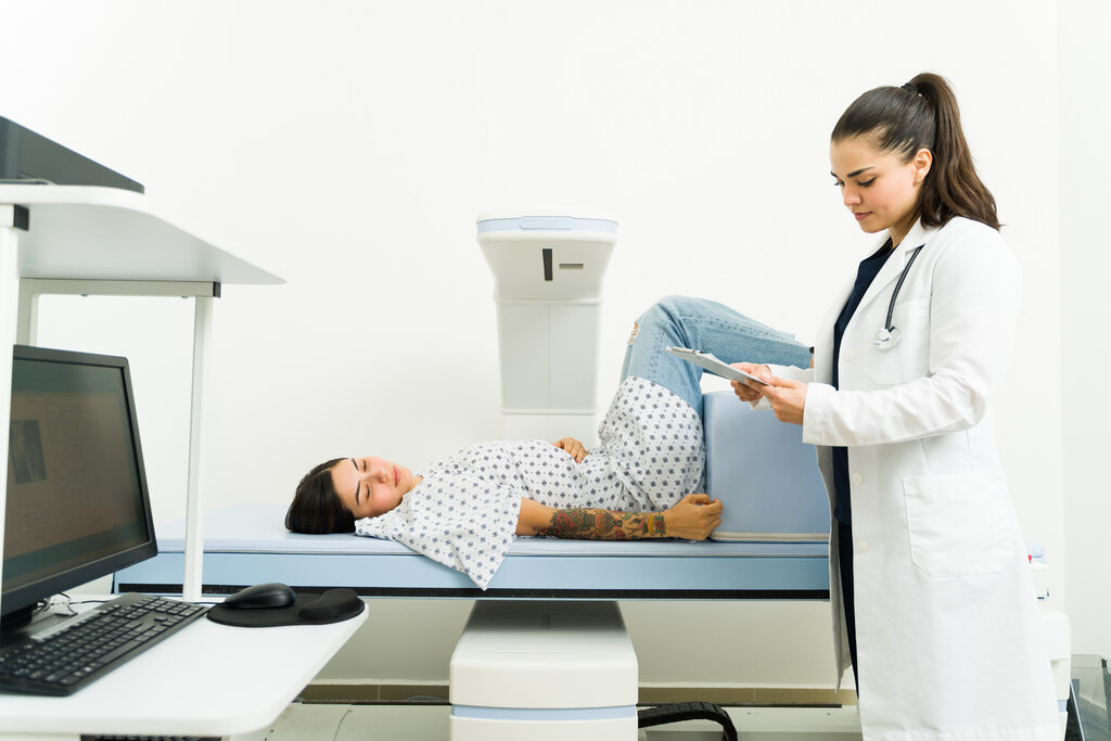 Densidade óssea: médica acompanha paciente em exame de imagem para avaliar a saúde e estrutura dos ossos.