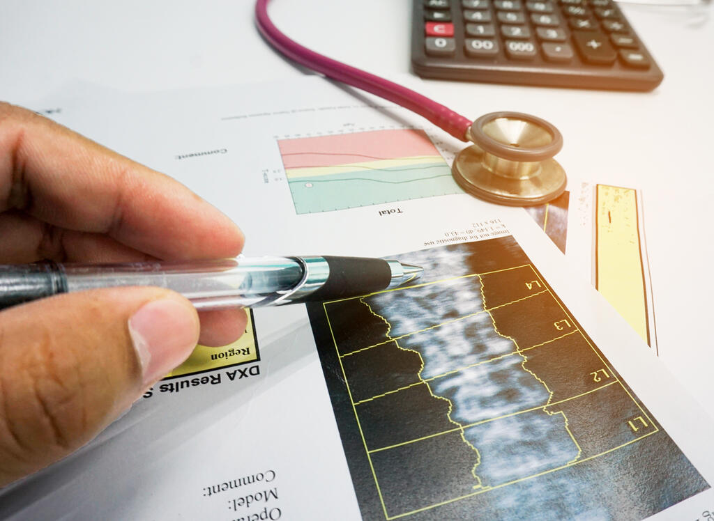 Exame de imagem mostra avaliação da estrutura óssea, com análise médica para identificar alterações nos ossos.